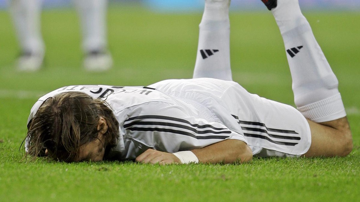 Real Madrid English player Jonathan Woodgate reacts after Athletic Bilbao scored during their Spanish league soccer match at the Bernabeu stadium in Madrid Thursday Sept. 22, 2005. (AP Photo/Bernat Ar ...