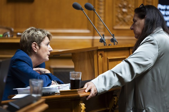 Bundesraetin Karin Keller-Sutter, links, diskutiert mit Jacqueline Badran, SP-ZH, waehrend der Herbstsession der Eidgenoessischen Raete, am Mittwoch, 25. September 2024, in Bern. (KEYSTONE/Peter Klaun ...