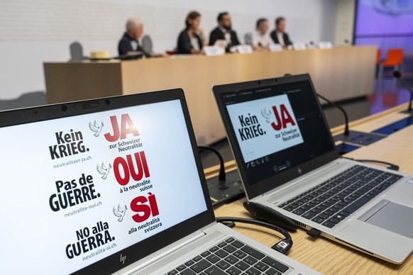 Alt- Bundesrat Christoph Blocher, Nationalraetin Monika Rueegger, SVP-OW, Samuel Sommaruga, Alt-Nationalrat Walter Wobmann, SVP-SO, Stephan Rietiker, Praesident Pro Schweiz, von links, sprechen zur Ab ...