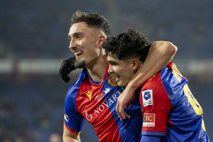 Basels Torschuetzen Andi Zeqiri, links, und Hugo Novoa, rechts, freuen sich ueber das Tor zum 3:1 im Fussball Meisterschaftsspiel der Super League zwischen dem FC Basel 1893 und dem FC Sion im Stadion ...