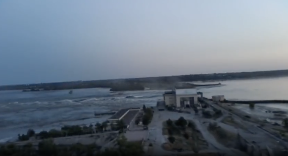 Eine Explosion hat am 6. Juni 2023 den Nova-Kachowka-Damm zerstört. Die bestätigen ukrainische Militärkreise. Der Zeitpunkt ist kritisch: Der Stausee hat derzeit den höchsten Stand seit 30 Jahren.