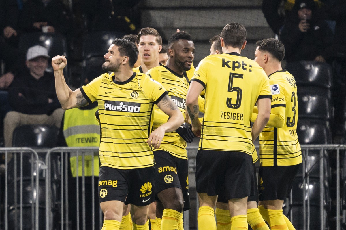 YBs Loris Benito, Cedric Itten, Jean-Pierre Nsame, Cedric Zesiger und Fabian Rieder, von links, jubeln nach Nsames Tor zum 1:1, im Fussball Meisterschaftsspiel der Super League zwischen dem BSC Young  ...