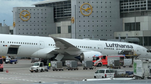 dpatopbilder - 04.06.2026, Hessen, Frankfurt: Eine Lufthansa-Maschine "Dreamliner " liegt auf dem Bug vor einem Terminal am Frankfurter Flughafen, nachdem das Bugfahrwerk eingeknickt war. Mi ...