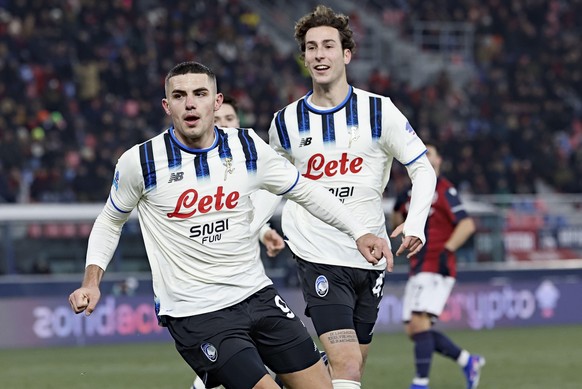 epa12634506 Atalanta's Nikola Krstovic (L) celebrates with his teammate Lorenzo Bernasconi after scoring a goal during the Italian Serie A soccer match Bologna FC vs Atalanta BC at Renato Dall  ...