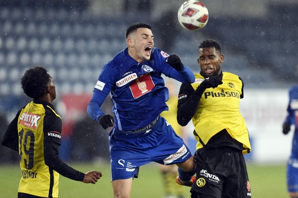 Der Luzerner Stefan Knezevic, links, gegen den Berner Jordan Siebatcheu, frechts, beim Fussball Superleague Meisterschaftsspiel FC Luzern gegen BSC Young Boys in der Swissporarena in Luzern am Sonntag ...