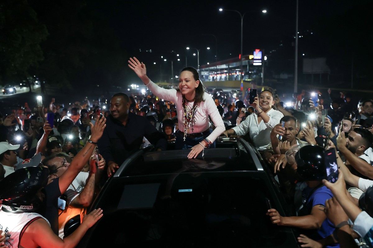 epa13332100 Venezuelan opposition leader and 2025 Nobel Peace Prize laureate Maria Corina Machado (C) greets supporters in Caracas, Venezuela, 25 October 2026. Machado traveled through northern Venezu ...
