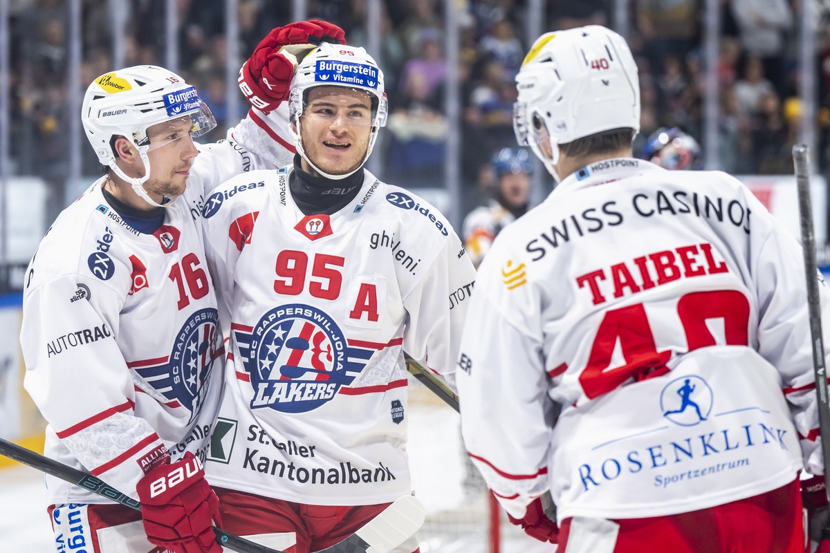 Tanner Fritz (SCRJ), Tyler Moy (SCRJ) und Jonas Taibel (SCRJ), von links, bejublen den Treffer zum 1:3 im Eishockey Meisterschaftsspiel der National League zwischen dem HC Fribourg-Gotteron und dem SC ...