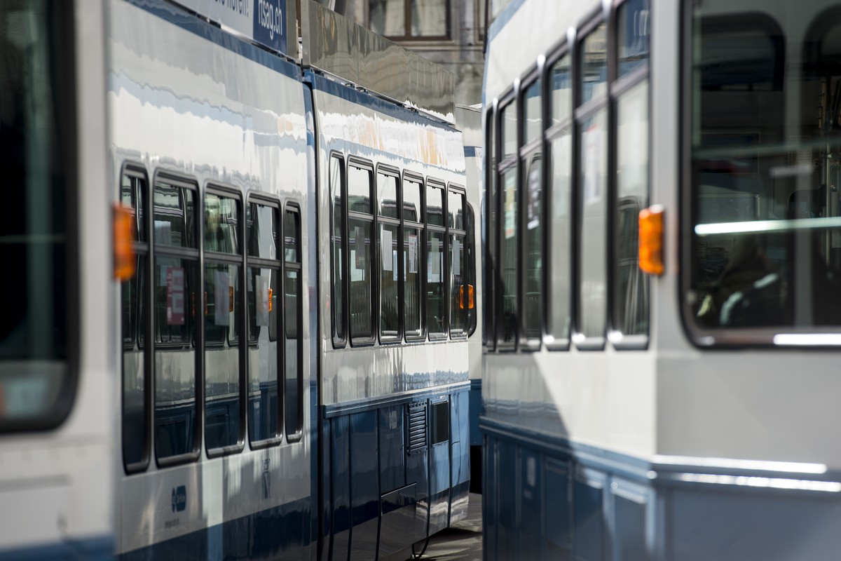 Die Zuercher Strassenbahn "Tram 2000" faehrt am Paradeplatz, aufgenommen am Dienstag, 3. Maerz 2015 in Zuerich. Die Verkehrsbetriebe Zuerich (VBZ) stehen in der Kritik. Bei ihrem Vergabeents ...