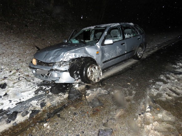 Rottenschwil AG, 14. Dezember 2017, 23:50 Uhr: Ein Lenker geriet bei
winterlichen Strassenverhältnissen auf die Gegenfahrbahn und prallte gegen ein
entgegenkommendes Fahrzeug. Fünf Leichtverletzte. (B ...