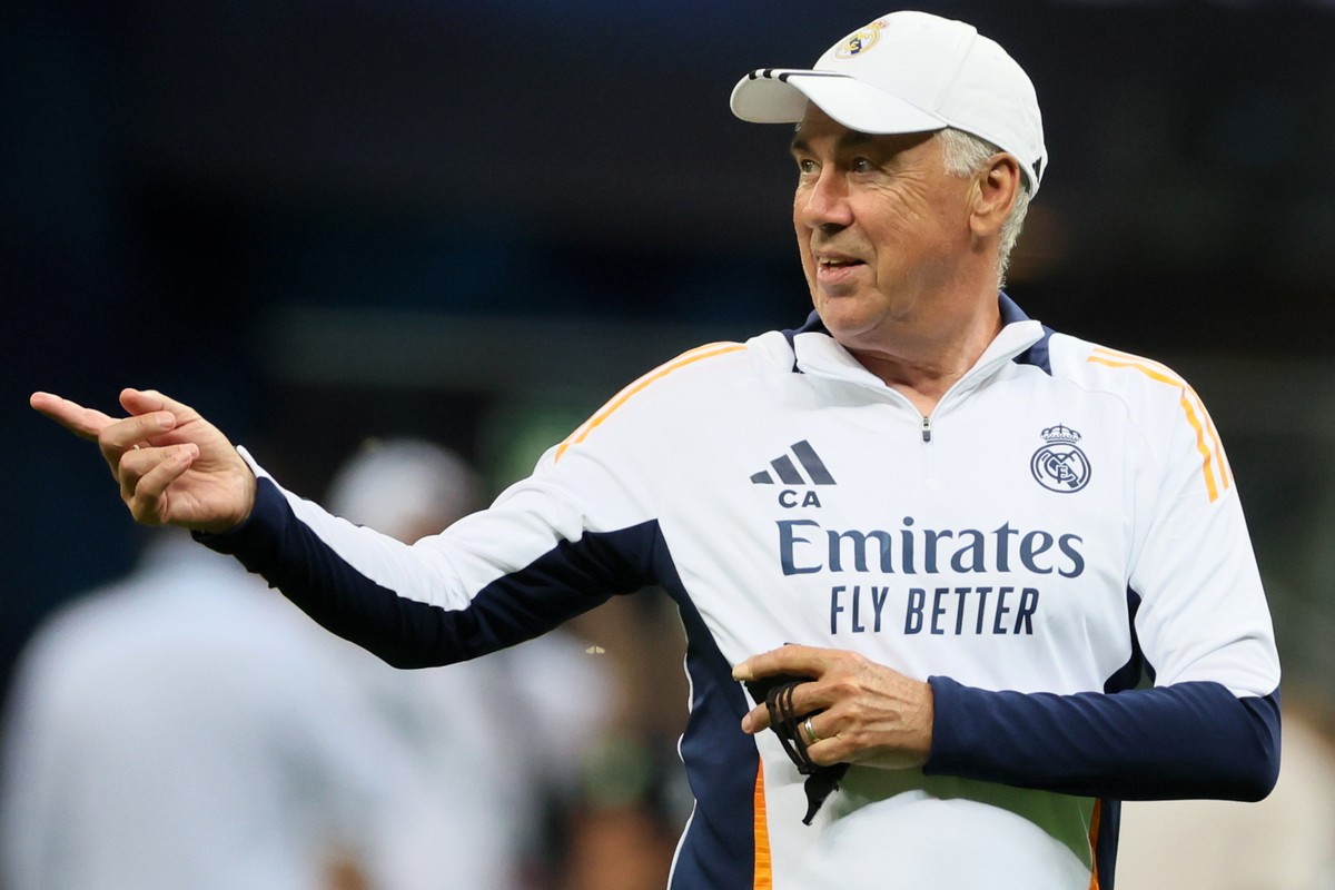 epa11547966 Real Madrid's head coach Carlo Ancelotti leads the team's training session at the PGE National Stadium in Warsaw, Poland, 13 August 2024. Real Madrid will face Atalanta BC in the ...