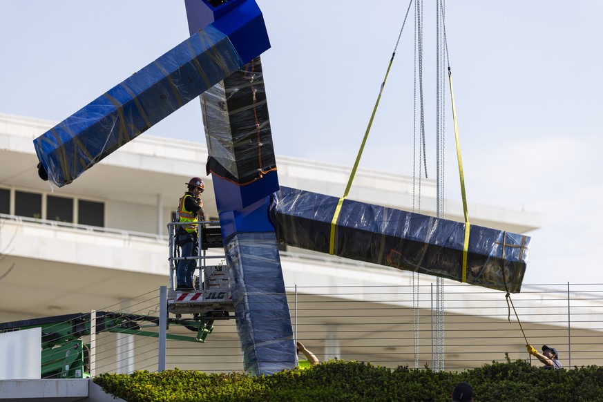 epaselect epa13206870 Workers remove a large sculpture called 'Blue' by artist Joel Shapiro from the grounds of the John F. Kennedy Center for the Performing Arts in Washington, DC, USA, 02  ...