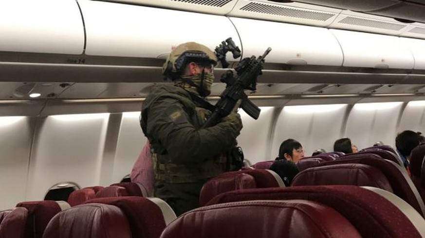 Schwer bewaffnete Polizisten im Flugzeug von Malaysia Airlines.&nbsp;