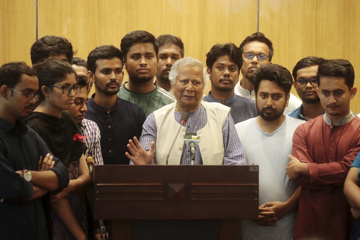 Nobel laureate Muhammad Yunus speaks to the media after his arrival at the airport in Dhaka, Bangladesh, Thursday, Aug. 8, 2024. (AP Photo/Ahadul Karim Khan)