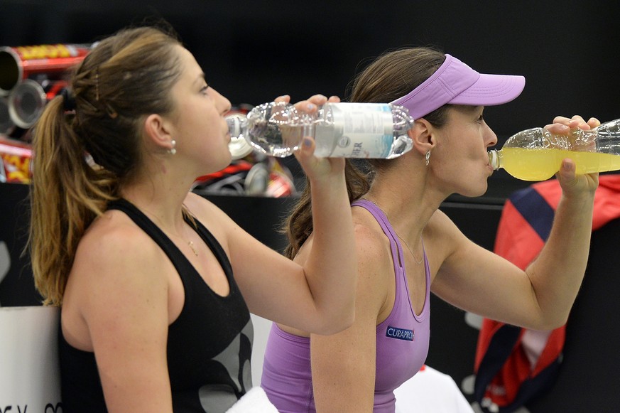 Wer so synchron trinken kann, muss einfach ein gutes Doppel abgeben. Bencic und Hingis lassen den Deutschen keine Chance.