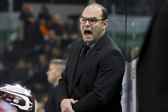 Geneve-Servette&#039;s Head coach Craig Woodcroft shouts against his players, during a National League regular season game of the Swiss Championship between Geneve-Servette HC and EHC Biel-Bienne, at  ...