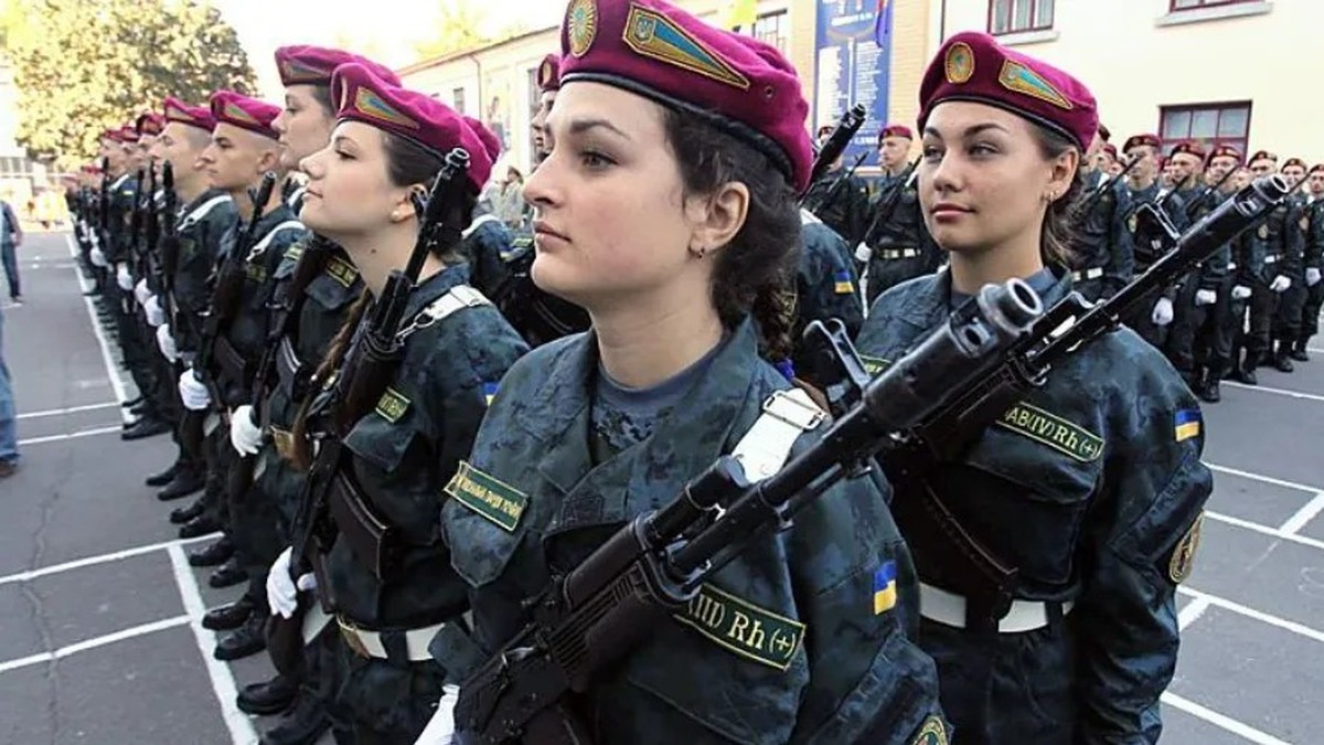 Des soldats et soldates ukrainiens portant un béret rose. (Photo d'archive)