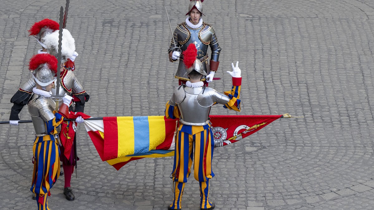 Schweizergarde-in-Rom-unter-Anwesenheit-des-Papsts-vereidigt