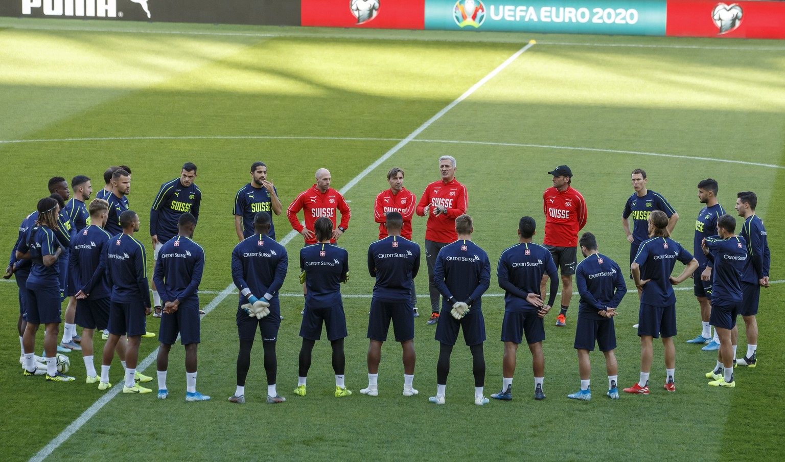 epa07920374 Switzerland&#039;s head coach Vladimir Petkovic (C) leads a training session in Geneva, Switzerland, 14 October 2019. Switzerland play the Republic of Ireland in an UEFA Euro 2020 qualifyi ...