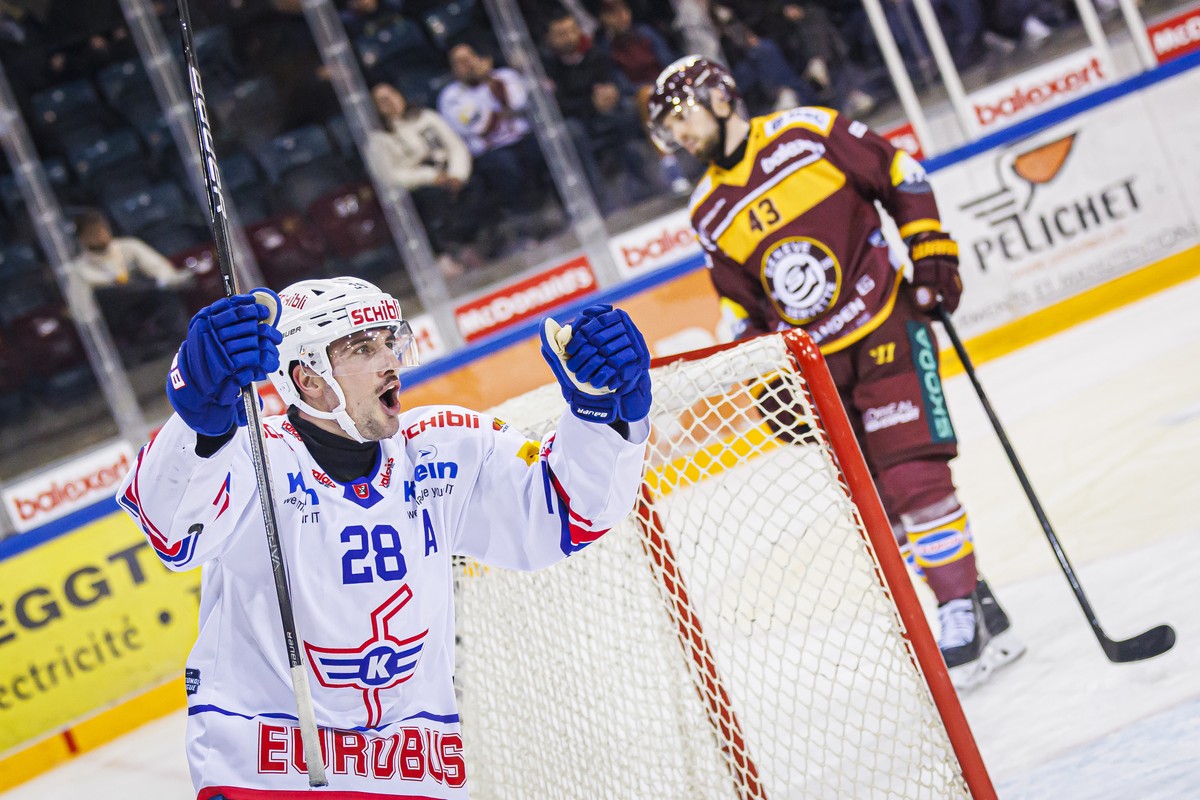 Axel Simic (EHCK), gauche, celebre son but lors du match du championnat suisse de hockey sur glace de National League entre Geneve-Servette HC, GSHC, et EHC Kloten, ce samedi 16 novembre 2024 a la pat ...