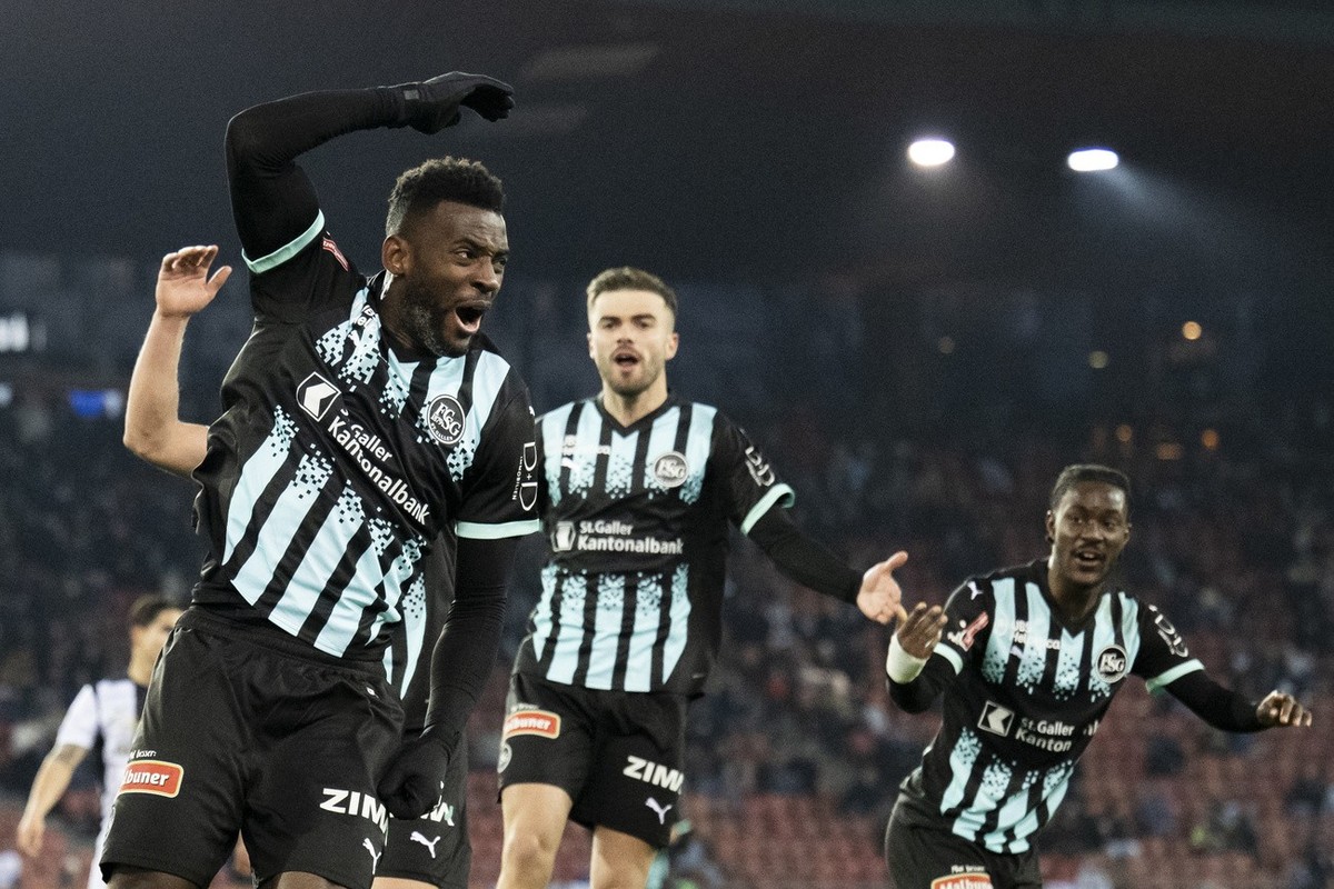 Jean-Pierre Nsame (SG) jubelt nach seinem 1:1 Tor im Fussball Meisterschaftsspiel der Super League zwischen Zuerich, FCZ, und FC St.Gallen 1879, SG, im Letzigrund, am Sonntag, 9 Februar 2025 in Zueric ...