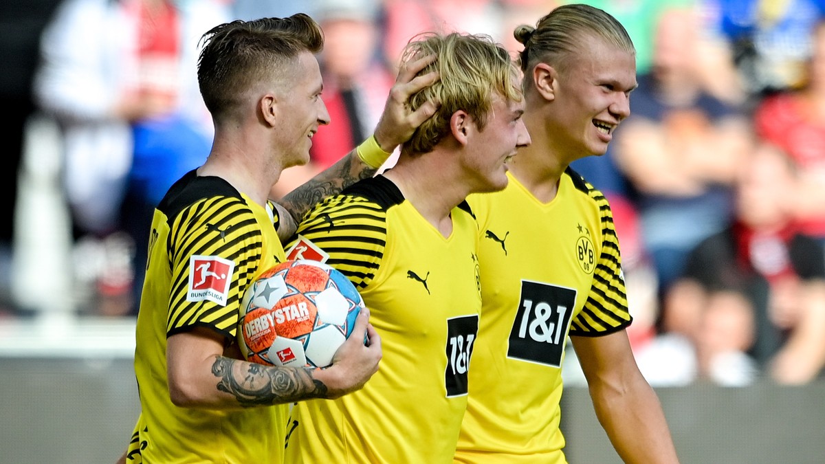 epa09461336 Dortmund's Julian Brandt (C) celebrates with teammates after scoring the 2-2 equalizer during the German Bundesliga soccer match between Bayer Leverkusen and Borussia Dortmund in Leve ...
