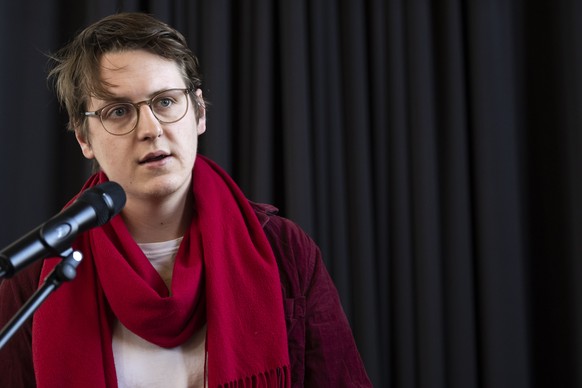 Nicola Siegrist, Praesident JUSO Schweiz, spricht waehrend der Jahresversammlung der JUSO, am Samstag, 18. Februar 2023, in Bern. (KEYSTONE/Peter Klaunzer)