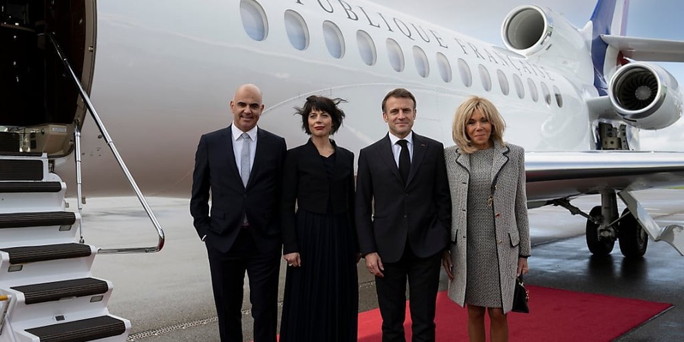 Emmanuel und Brigitte Macron (links) landeten am Mittwoch um 14 Uhr in Bern und wurden von Alain und Muriel Zeender Berset empfangen.