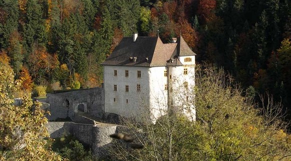 Noch auf der Suche nach einer Top-Location für deine Hochzeit? In diesem mittelalterlichen Schloss unweit von Neuenburg kann geheiratet werden. Zwischen März und Oktober ist es jeweils von Mittwoch bi ...