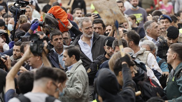 epa11698912 Spain&#039;s King Felipe Letizia (C) visits Paiporta, in the province of Valencia, eastern Spain, 03 November 2024. A crowd of angry citizens tossed mud and shouted insults at the Spanish  ...