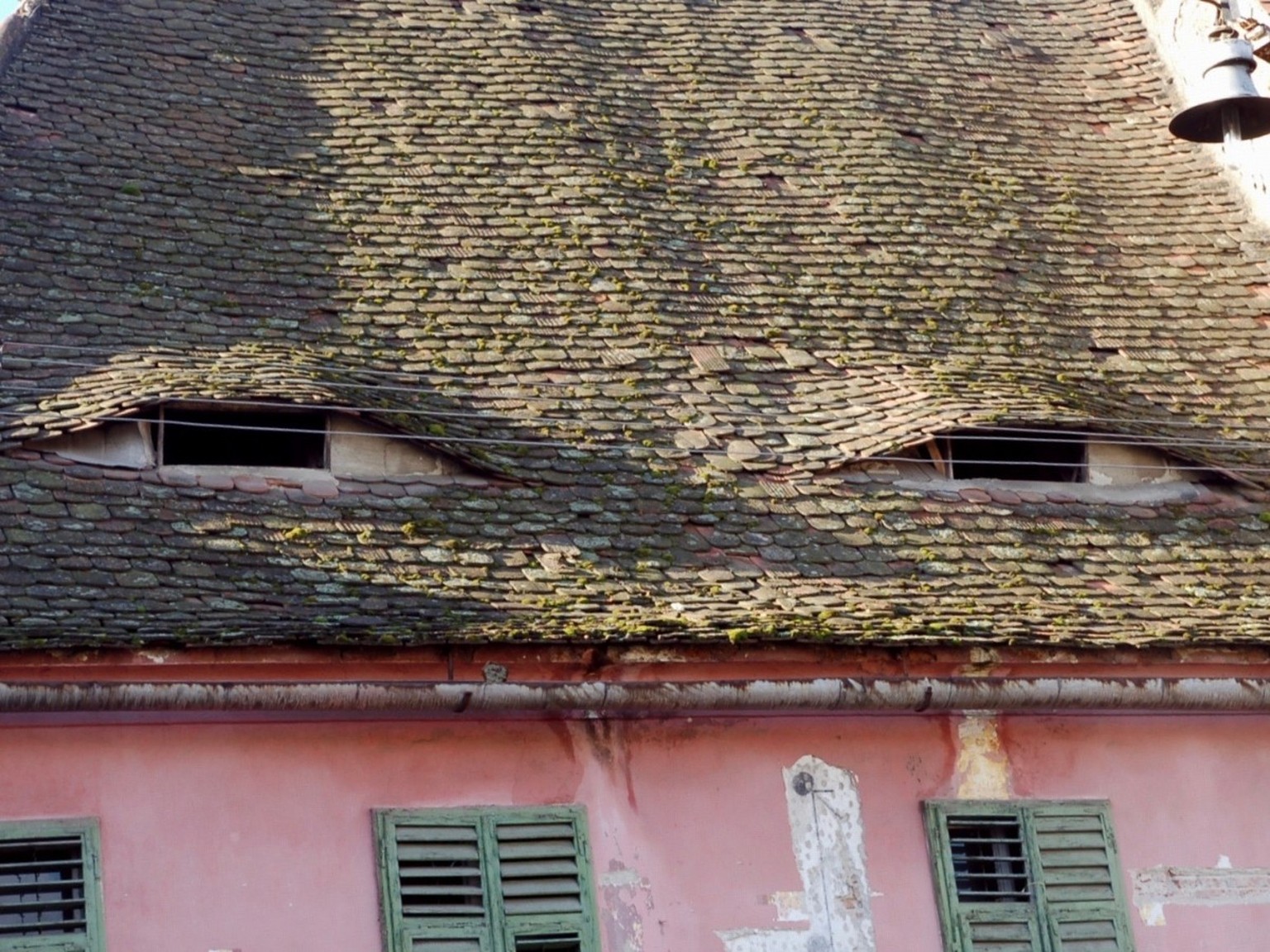 Man sagt die Stadt Sibiu in Rumänien haben 1000 Augen. Durch die vielen Fenster mit Vordach fühlt man sich hier immer beobachtet.