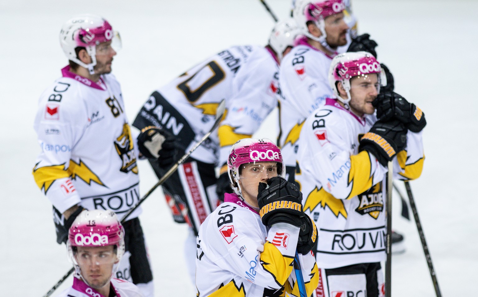 Ajoies Spieler sind enttaeuscht im Eishockey Meisterschaftsspiel der National League zwischen dem SC Bern und dem HC Ajoie, am Montag, 28. Februar 2022, in der PostFinance Arena in Bern. (KEYSTONE/Pet ...