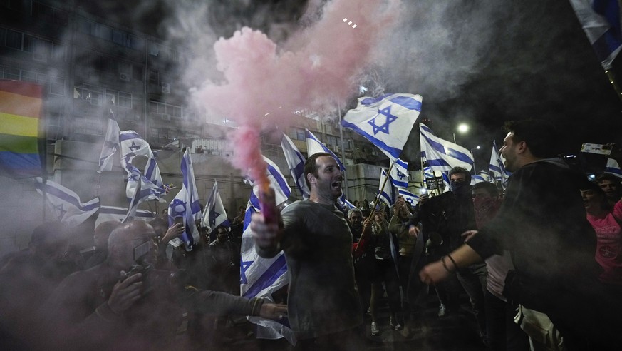 After massive protests: Israeli government delays justice reform