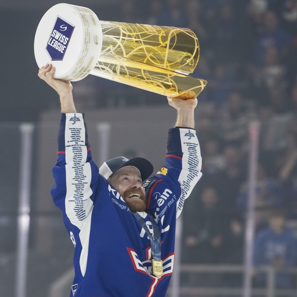 Die Spieler von Kloten jubeln mit dem Pokal nach ihrem Sieg im fuenften Eishockey Playoff-Finalspiel der Swiss League zwischen den EHC Kloten und dem EHC Olten am Mittwoch 20. April 2022, in der stimo ...