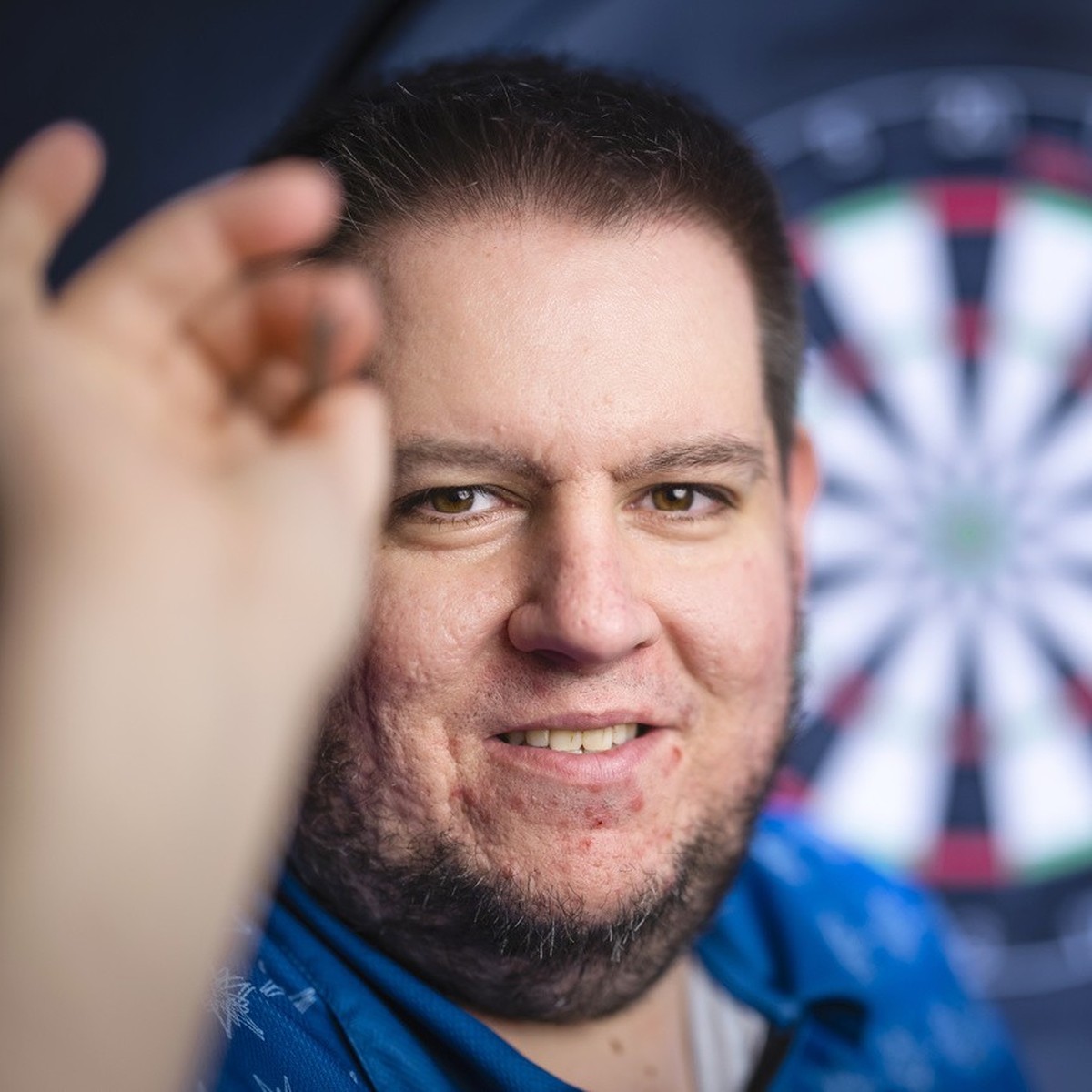 Stefan Bellmont, Dartspieler, posiert fuer ein Portrait in seinem Dartlokal "Bellis Darts House" in Cham, aufgenommen am Montag, 2. Dezember 2024 in Cham. (KEYSTONE/Michael Buholzer)