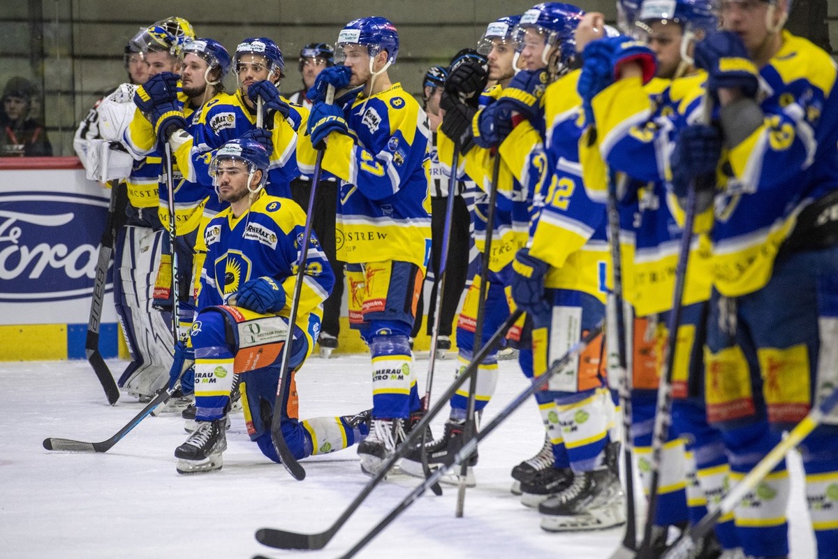 Die Spieler von Arosa nach der Niederlage im Herren Eishockey National Cup Final zwischen dem HCV Martigny und EHC Arosa am Sonntag, 5. Februar 2023 in Luzern. (KEYSTONE/Urs Flueeler).