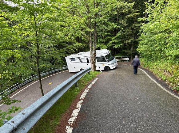 Welschenrohr Balmberg Wohnmobil steckt fest