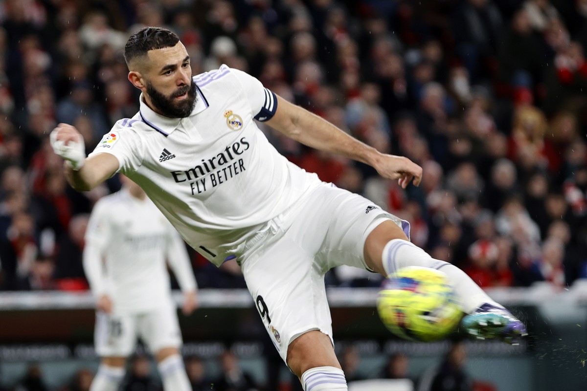 epa10423890 Real Madrid's Karim Benzema in action to score the 0-1 lead during the Spanish LaLiga soccer match between Athletic Club and Real Madrid, in Bilbao, northern Spain, 22 January 2023. E ...