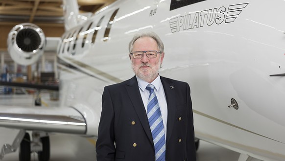 Pilatus wehrt sich gegen das vom EDA ausgesprochene Verbot, Flugzeuge an Saudi-Arabien und die Vereinigten Arabischen Emirate auszuliefern. Im Bild Pilatus-Verwaltungsratspräsident Oscar J. Schwenk. ( ...