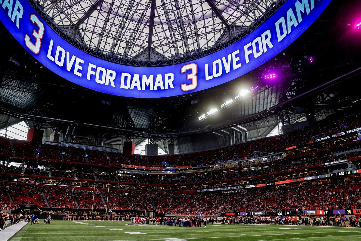 epa10396199 Fans and supporters participate in a pregame 'Moment of Support' for Buffalo Bills safety Damar Hamlin during pregame warmups before a NFL American football game between the Tamp ...