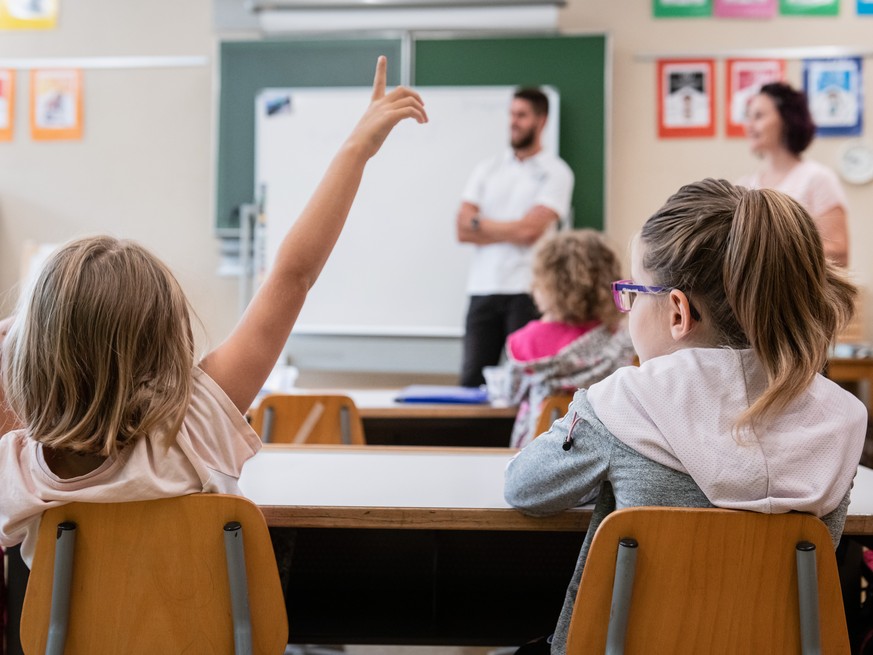 Schuelerinnen und Schueler an ihrem ersten Schultag nach den Ferien, an einer Primarschule in Chiasso, am Montag, 31. August 2020. Fuer die Schueler bis 12 Jahre besteht im Kanton Tessin keine Maskenp ...