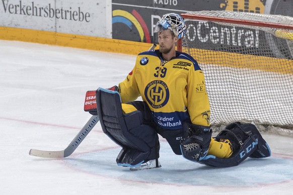 Torhueter Anders Lindbaeck von Davos beim Eishockey Meisterschaftsspiel in der Qualifikation der National League zwischen dem EV Zug und dem HC Davos vom Freitag, 28. September 2018 in Zug. (KEYSTONE/ ...
