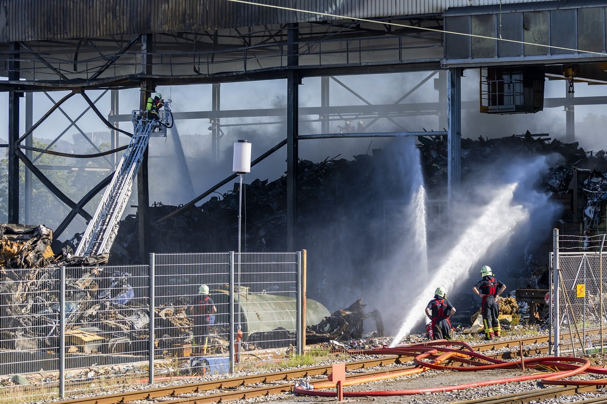 Les pompiers de la ville de Lausanne interviennent sur l'incendie du centre de recyclage de l'entreprise Thevenaz-Leduc, ce samedi 29 aout 2026 a Ecublens Le canton de Vaud a alerte vendredi ...
