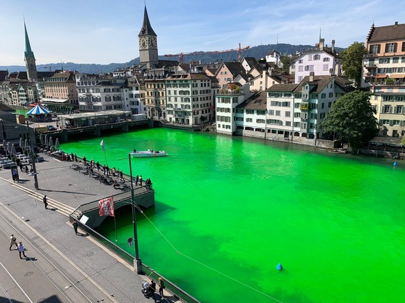 HANDOUT - Von Unbekannten grün eingefärbte Limmat, am Dienstag, 10. September 2019 in Zürich. Die Stadtpolizei Zürich hat umgehend Abklärungen eingeleitet und die Wasserschutzpolizei aufgeboten. Zudem ...
