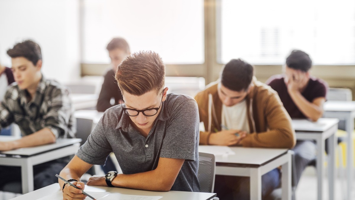 Schüler schreiben eine Prüfung
