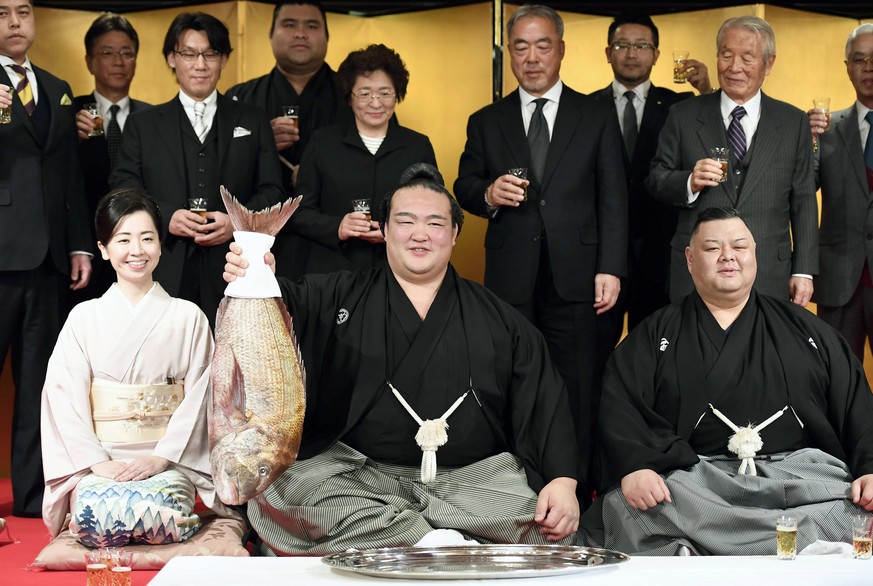 Kisenosato (Mitte) bei der Ehrung zum Grossmeister mit seinem Sumo-Stall-Meister&nbsp;Tagonoura (r.) und dessen Ehefrau Kotomi.
