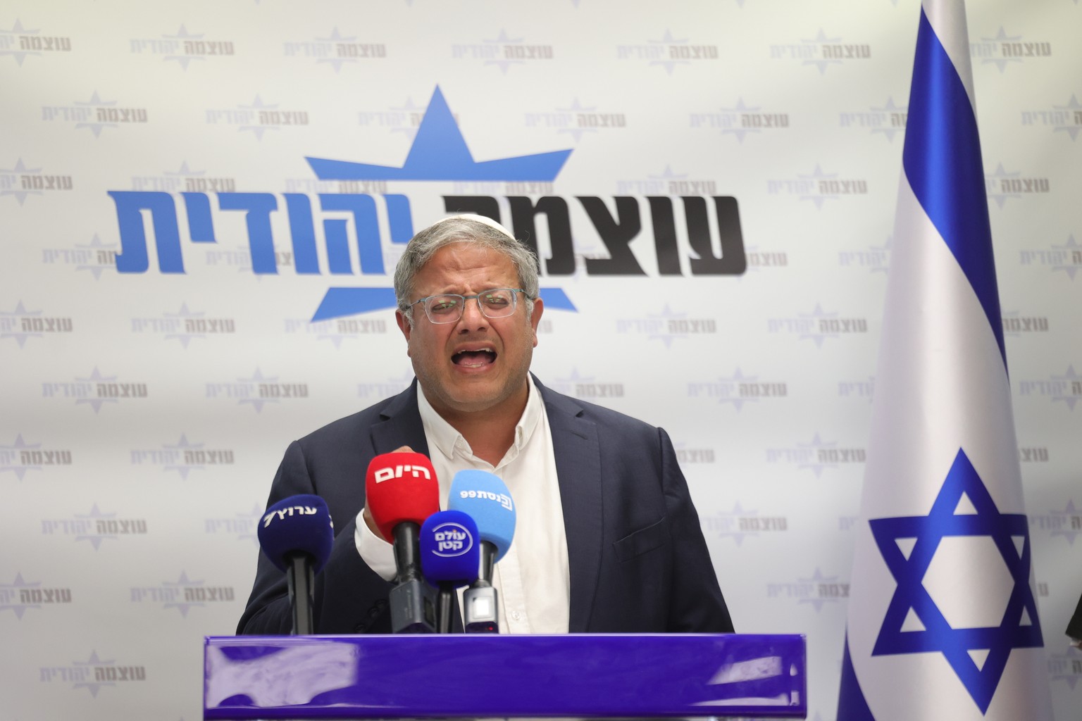 epaselect epa13056723 Israel's National Security Minister and leader of the Otzma Yehudit Party, Itamar Ben-Gvir, delivers an address during his weekly party faction meeting at the Knesset, the I ...