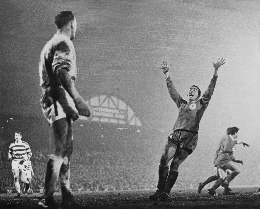 Bildnummer: 60007856 Datum: 07.03.2003 Copyright: imago/United Archives International
1966 European Cup Winner Cup semi final Celtic v Liverpool Ian St John throws up his arms in delight as beaten go ...