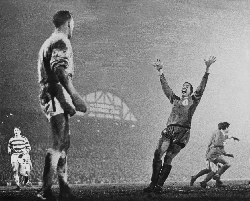 Bildnummer: 60007856 Datum: 07.03.2003 Copyright: imago/United Archives International
1966 European Cup Winner Cup semi final Celtic v Liverpool Ian St John throws up his arms in delight as beaten go ...