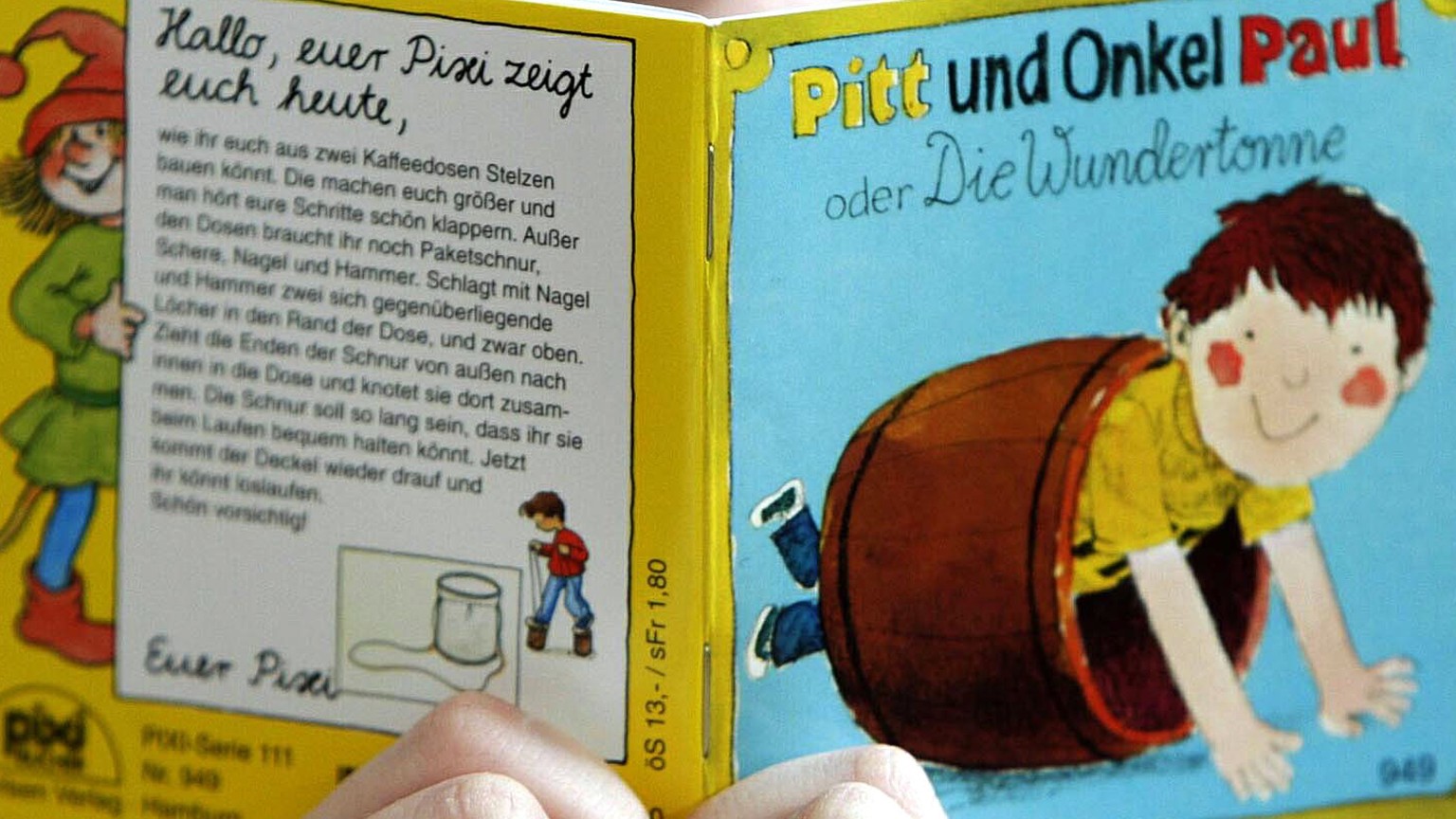 Ein Kind liest am Donnerstag, 25. Maerz 2004, im Bilderbuchmuseum auf Burg Wissen in Troisdorf bei Bonn ein Pixi-Buch. Aus Anlass des 50. Geburtstages der beliebten Kinderbuecher hat das Museum diesen ...
