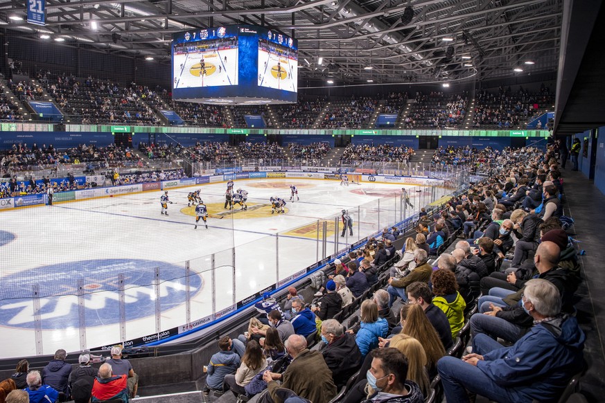 Rund 3000 Zuger Eishockey Fans geniessen das Spiel beim Eishockey Meisterschaftsspiel in der Qualifikation der National League zwischen dem EV Zug und den ZSC Lions vom Freitag, 23. Oktober 2020 in Zu ...